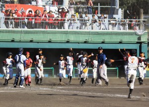 初優勝を決め、歓喜に湧く西大寺ドリームズナイン