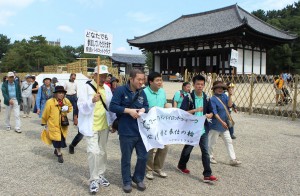 脳に障害を持つ人たちへの支援を呼びかけながら歩く参加者たち=奈良市の興福寺