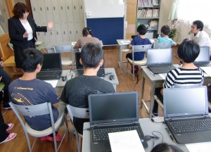 寄贈されたパソコンを使う生徒