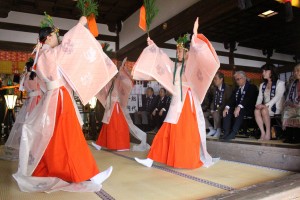 「うま酒みわの舞」を舞う巫女