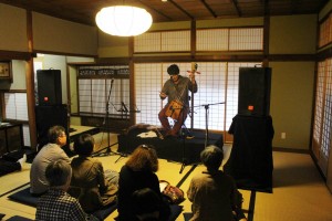 奈良町にぎわいの家で馬頭琴を演奏する嵯峨治彦さん（中央）