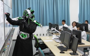 県立朱雀高校で講義するマスクドDJ雷音=6月、奈良市