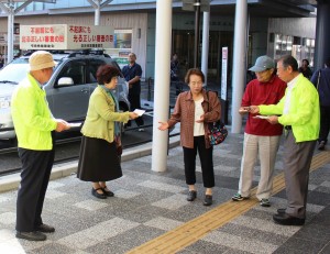 JR奈良駅前でパンフレットを配る会員ら