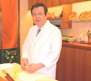 日々丁寧な仕事をこなす「和　やまむら」の店主・山村信晴さん