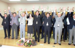 3選を決め、バンザイする森下豊氏(中央)