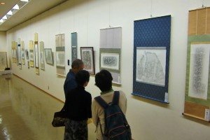 墨の濃淡を巧みに使った作品が並ぶ「拓本と書」展