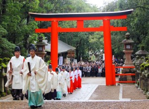 鮮やかになった二之鳥居のくぐり初めをする神職ら