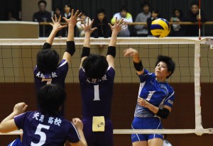 【天理－奈良文化】スパイクを放つ奈良文化の選手。善戦したがあと一歩及ばなかった