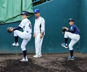 ピッチングフォームをみる堀内さん