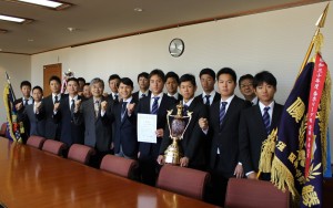 並河市長とともにガッツポーズをとる野球部員ら