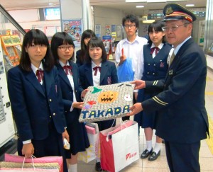 手作りの座布団を近鉄大和高田駅に持参した生徒ら