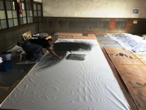 校舎内で制作活動する芸術家