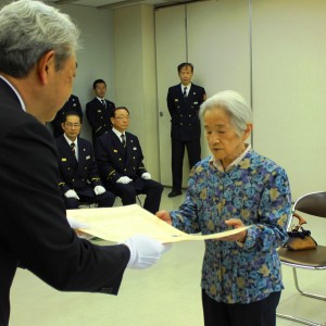 褒状を受け取る北室福子さん