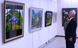 会場には信貴山朝護孫子寺の風景を描いた洋画など６０点の作品が展示されている