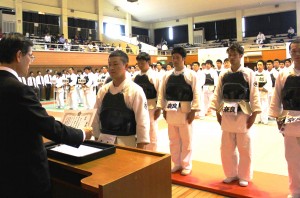 羽室英太郎本部長から賞状を受け取る奈良署員ら