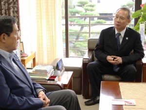 菊地会長と懇談する上田市長