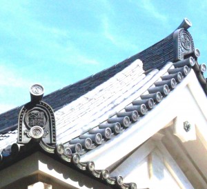 「橿原文庫」と記された鬼瓦