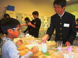 スーパーボール作りを体験する児童ら