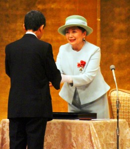 表彰者に赤十字有功章を手渡される寬仁親王妃信子さま