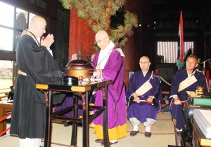 義援金の目録を受け取る「たまきはる福島基金」の玄侑宗久理事長(左)