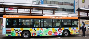 座席はゆったり、外観はカラフルで観光バスのような新型バス