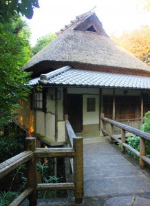 田舎家風の「さつき」は茅葺き屋根となっている