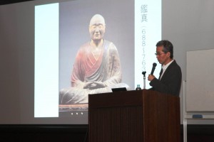 仏教の伝来について講演する西山厚氏
