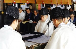 神前に優秀歌を献詠する神職たち