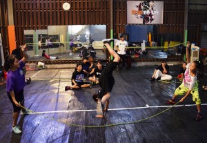 フリースタイルにはアクロバティックな演技も必要