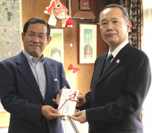 上田市長に寄付金を手渡す菊池会長(右)