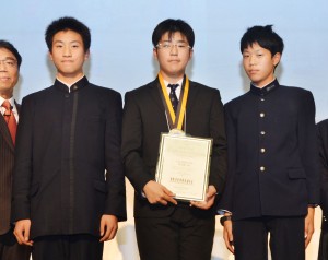 「ブロック賞」を受賞した「育志館」の片川晴喜君（中央）ら