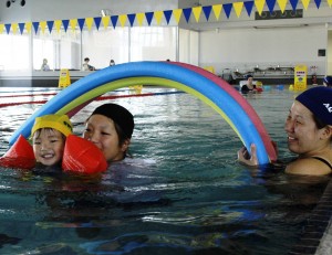 ベビースイミングを楽しむ親子