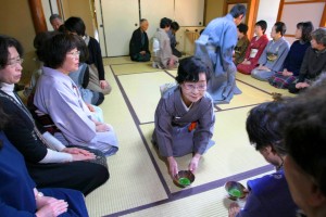 昨年の「珠光茶会」で、茶を楽しむ参加者ら