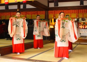 磯城の舞を奉納する巫女