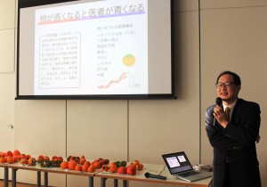 講演では奈良の御所柿が世界初の完全甘柿であることや柿に含まれる栄養などが語られた