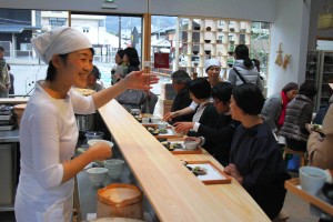 オープンと同時に多くの人で賑わった鹿の舟「竈」