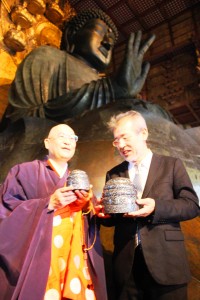 大仏の螺髪をかたどった香合を手にする辻さん(右)と筒井別当