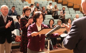 入賞者に山下市長から賞状が手渡された