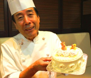 上田さんがつくったケーキの上には、犬と鳥の表情豊かなマジパンが飾られている