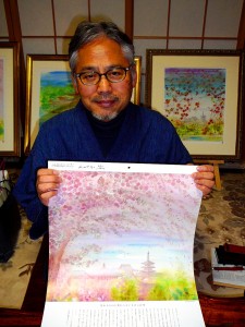 透明感のある水彩画が色を添える世界遺産カレンダーを手にする戸田さん