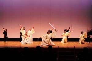 優雅な舞を披露する吟詠剣詩舞部会の生徒