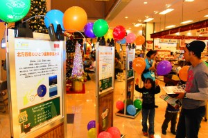 北方領土の歴史や気候などについて解説したパネルが並べられた