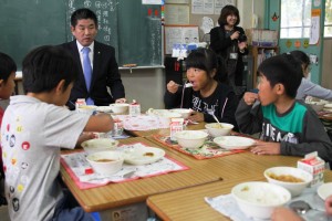 仲川市長もいっしょに給食を食べた