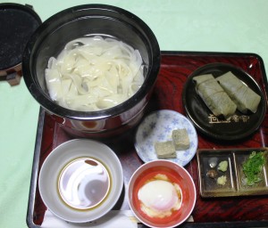 春日大社桂昌殿で提供されている春日餺飥うどんと柿の葉寿司のセット