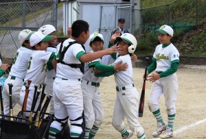 本塁打を放ち祝福される小花康介選手（右から２人目）