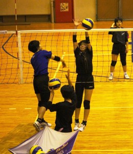 ブロックの練習に余念がない奈良女子