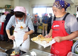 調理した大根ミルフィーユ風カツを取り分ける参加者