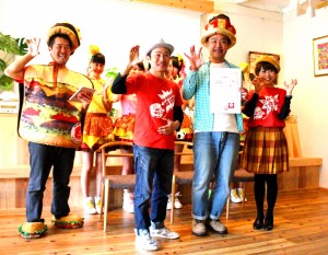 西日本ハンバーガー協会の関係者らと「バーガーポーズ」をとるたむらけんじさん(右から2番目)