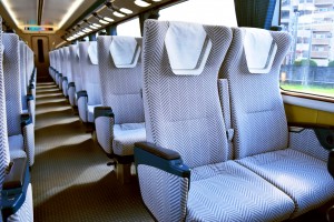 リニューアルされた近鉄の特急車両の内部。シートの座面などを調整し、座り心地を向上させた