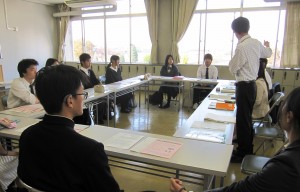 １８歳選挙権に向けた啓発について意見交換を行う高校生と県選管の担当者＝１０月末、田原本町